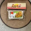 Detaillierte Nahaufnahme des Squeeze-Spielzeugsets in Lebensmittelform in Verpackung - Krapfen Und Brötchen Platte Stil