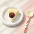 Jouet squishy gâteau aux marrons réaliste sur une assiette blanche avec une cuillère - Style Gâteau aux Châtaignes / Jouet Anti-stress