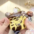 Drücken eines schokoladen gemusterten Squishy Spielzeugs zum Stressabbau - Mango Crispy Ball / Mangogelb