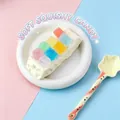 Jouet squishy en silicone coloré de qualité alimentaire conçu comme un gâteau dessert - Forme de Gâteau Carré / Coloré