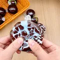 Vista dettagliata di uno squishy al cioccolato e menta schiacciato per alleviare lo stress - Palla Croccante al Sale Marino