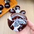Primo piano di una palla antistress croccante al gusto cioccolato - Palla Croccante alla Fragola