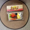 Detailansicht eines Squeeze-Spielzeug-Sets in Lebensmittelform mit Hummer und Lachs in Verpackung - Hummer Ei Platte Stil