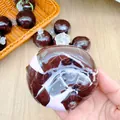 Macro-detail van een glanzende handgemaakte chocolade-marmer squishy stressbal - Aardbei Krokante Bal