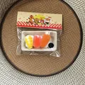 Detailansicht Sushi-Set Squeeze Toy in Verpackung zum Stressabbau - Lachs Sushi-Stil