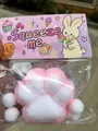 Detailansicht der beflockten Textur eines 7 cm großen rosa Katzenpfoten-Squishy-Spielzeugs - Großer Beflockter Stil / Rosa Katzenpfote