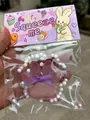Pinkfarbenes Glitzer Katzenpfoten Squeeze Spielzeug mit Schaumstoffperlen und Squeeze Me Karte - 7cm Groß (Mit Schleife) / Transparente Glitzer-katzenpfote