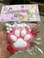 Λεπτομερής προβολή του παιχνιδιού squishy πατούσα γάτας 7 cm στην όμορφη συσκευασία - Κόκκινο
