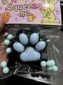 Dettaglio di un giocattolo squishy a zampa di gatto blu da 7 cm nella confezione a coniglio - Stile di Simulazione Nero-Blu Con Paillettes / Zampa di Gatto Nera e Blu
