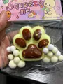 Dettaglio di uno squishy trasparente a zampa di gatto da 7cm con glitter e pompon - Stile Giallo Chiaro Traslucido Con Paillettes / Zampa di Gatto Gialla e Marrone
