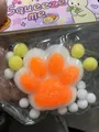 Dettaglio di un giocattolo squishy a forma di zampa di gatto trasparente con cuscinetti - Stile Pompoms Bianco E Arancio Trasparente / Zampa di Gatto Bianca e Arancione (Peluche)
