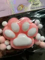 Dettaglio ravvicinato di un giocattolo squishy a zampa di gatto rosa e bianco da 7 cm - Stile Rosa E Bianco Traslucido / Zampa di Gatto Rosa (Liscia)