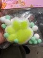 Dettaglio di un giocattolo squishy zampa di gatto trasparente da 7 cm con pompon verdi - Stile Trasparente Giallo-Verde Con Pompoms / Zampa di Gatto Bianca e Verde (Peluche)