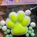 Dettaglio di un giocattolo antistress zampa di gatto da 7cm con cuscinetti verdi e palline - Stile Bianco Con Cuscinetto Verde Fluorescente / Zampa di Gatto Bianca e Verde (Liscia)
