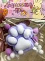 Weiches lila und weißes flauschiges Katzenpfoten-Squishy-Spielzeug zum Stressabbau - Großer Beflockter Stil / Lila Katzenpfote