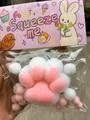 Großes 7cm pink-weißes Plüsch-Katzenpfoten-Quetschspielzeug zum Stressabbau und Spaß - Großer Beflockter Stil / Weiß-Rosa Katzenpfote