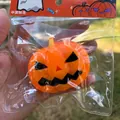 Detailaufnahme von Halloween Kürbis Quetschspielzeug in Klarsichtverpackung - Kürbis / Orange