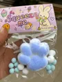 7cm großer blau-weißer Katzenpfoten-Squishy zum Stressabbau in süßer Verpackung. - Großer Beflockter Stil / Weiß und Blau