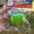 Detailansicht eines grünen Halloween Kürbis Squishy Spielzeugs in Originalverpackung. - Kürbis / Grün