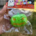 Dettaglio di un giocattolo antistress a forma di zucca verde di Halloween confezionato. - Zucca / Verde