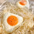 Nahaufnahme von handgemachtem Silikon-Spiegelei-Reisbällchen-Squishy in Geschenkbox - Dreieckiges Reisbällchen