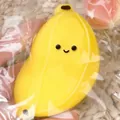 Jouet anti-stress en silicone banane jaune kawaii avec un joli visage souriant. - Chubby Banana (Summer Yellow)