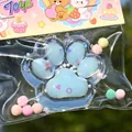 Vista dettagliata macro di un simpatico squishy zampa di gatto blu nella confezione - Zampa di Gatto in Cristallo Blu / Blu
