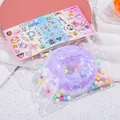 Vista dettagliata di un giocattolo squishy ciambella viola in confezione colorata con pixel art. - Ciambella Bianca