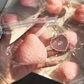 Jouet squishy fraise rose doux pour soulager le stress dans un sac transparent à fermeture éclair - Grosse Fraise Solide (Rose)