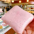 Gros plan d'un jouet squishy toast à la fraise à rebond lent dans une boulangerie - Toast Rose