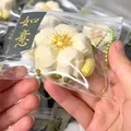 Giocattolo antistress morbido a forma di fiore bianco in una busta a sorpresa - Torta all'Osmanto Beige
