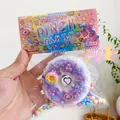 Detailansicht eines lila Donut-Quetschspielzeugs in der niedlichen Pinch Family Verpackung - Großer Donut / Weiß