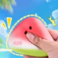 Nahaufnahme eines langsam zurückfedernden Wassermelonen-Squishy-Spielzeugs mit weicher Textur - Wassermelone-Stil / Langsamer Rebound-Stil