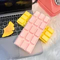 Δύο πολύχρωμα ροζ και κίτρινα squishy παιχνίδια σε σχήμα σοκολάτας για άγχος - Πλάκα ροζ σοκολάτας
