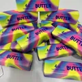 Primer plano de juguetes blandos de mantequilla arcoíris de rebote lento y sensoriales - Squishy de Mantequilla Arcoíris / Multicolor