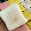 Detaillierte Nahaufnahme der weichen, gesprenkelten Textur eines realistischen Toastbrot-Squishies - Toast-Stil / 1 Stück / Weiß