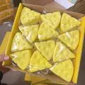 Ένα κουτί με κίτρινα παιχνίδια squishy τυριού αργής επαναφοράς για ανακούφιση από το άγχος. - Triangle Cheese (Approx 7.7cm) / Κίτρινο