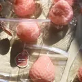 Realistisches rosa Erdbeer-Quetschspielzeug zum Stressabbau in Einzelverpackung - Hellrosa