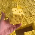 Gelbes Käse-Squishy-Spielzeug aus PU, langsam aufsteigend, zur Stressbewältigung - 5x5 Käseblock / Gelb