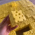 Gelbes PU-Käse-Squishy-Spielzeug mit langsamem Rückprall zur effektiven Stressbewältigung - 7x7 Käseblock / Gelb