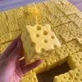 Gelbes PU-Käse-Squishy-Spielzeug mit langsamem Rückprall zur effektiven Stressbewältigung - 7x7 Käseblock / Gelb
