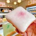 Realistisches Buttertoast-Squishy-Spielzeug mit lila Puder zum Stressabbau und Entspannen - Sahne-Toast