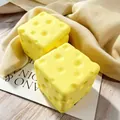 Dettaglio ravvicinato di giocattolo antistress a forma di formaggio su stoffa - Blocco di Formaggio (Grande) / 7cm / Giallo