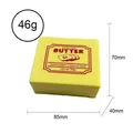 Detailansicht eines gelben Butter-Squishy-Spielzeugs mit Maßen 85 mm und Gewicht 46 g - Butter-Milch-Ziegel / Gelb