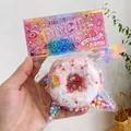 Nahaufnahme eines rosa Jelly Donut Squishy Spielzeugs mit bunten Streuseln - Großer Donut / Rosa
