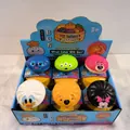 Vue détaillée de jouets squishy Disney colorés dans un présentoir de vente au détail - Avec Base de Cuit-vapeur / Motif Personnages Disney