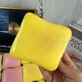 Eine weiche, gelbe Squishy-Spielzeug-Toastbrotform für Stressabbau in der Hand - Toast-Stil / 1 Stück / Gelb