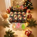 Vue détaillée d'ornements de Noël spongieux dans une boîte de 12 pièces. - Ensemble de 12 Pièces / Ensemble de 12