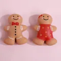 Vue détaillée de deux adorables jouets squishy en forme de bonhomme de pain d'épices - Style Nœud Papillon - Bonhomme de Pain d'épices