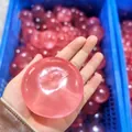 Rosa durchscheinendes Apfel-Squishy-Spielzeug zum Stressabbau in der Hand gehalten - 6cm / Rosa